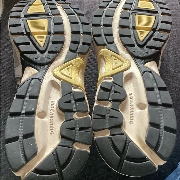 EUC Nike Ladies Running Shoes - Picture 3 of 6